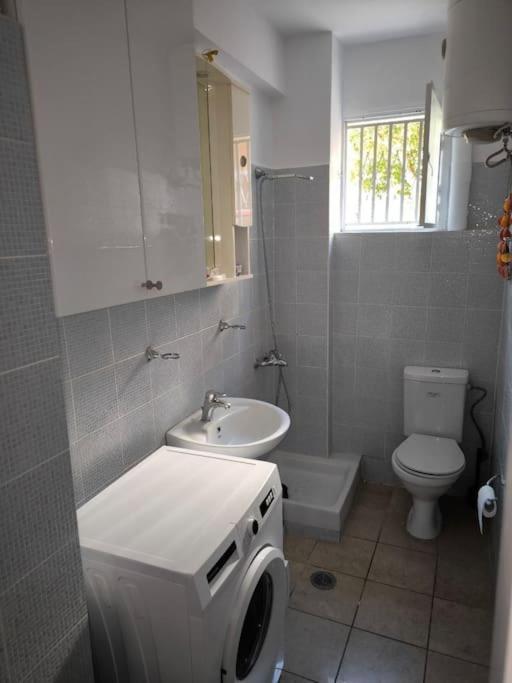 Apartment 50 Meters From The Beach Loutraki  Bagian luar foto